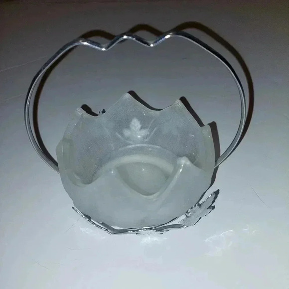 Silver Plated Autumn leaves Pattern Basket with frosted bowl. 4 1/2 x 4 1/2 inch - Picture 2 of 6